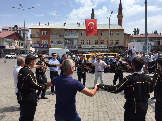 Artvinliler Ahlat’taki Tarihi Mekanları Gezdi