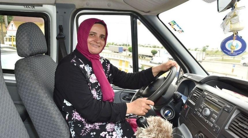 Trabzon&rsquo;da Ayın Şof&ouml;r&uuml; 18 Yıldır &Ouml;ğenci Servisi Şof&ouml;rl&uuml;ğ&uuml; Yapan Ayşe Beşir Oldu