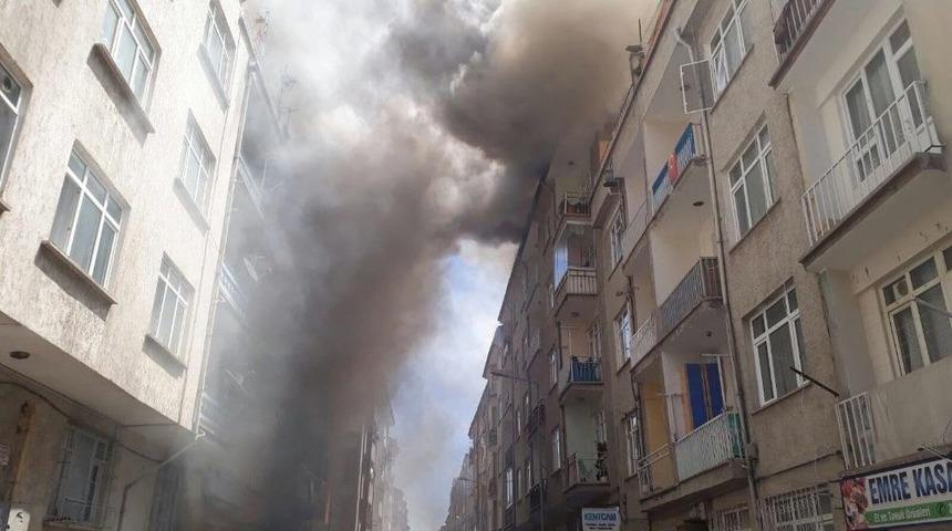Elazığ&rsquo;da, &Ccedil;atılara Sı&ccedil;rayan Yangını Ekipler Kontrol Altına Almaya &Ccedil;alışıyor
