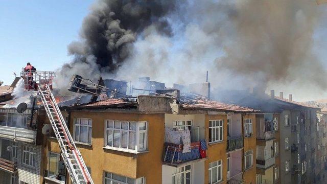 Elazığ’da, Çatılara Sıçrayan Yangını Ekipler Kontrol Altına Almaya Çalışıyor