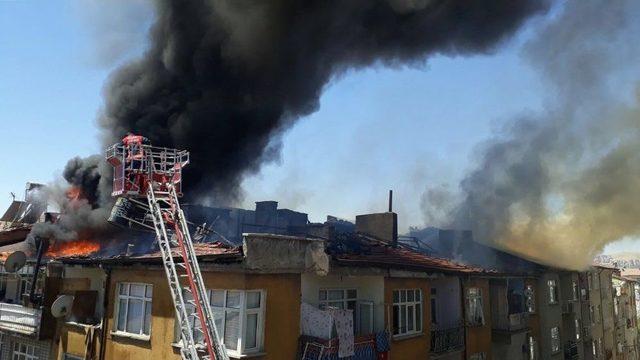 Elazığ’da, Çatılara Sıçrayan Yangını Ekipler Kontrol Altına Almaya Çalışıyor