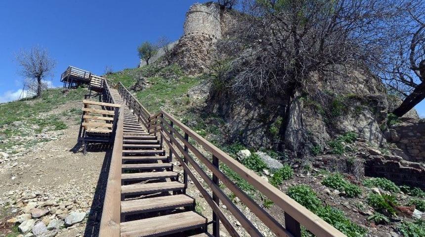 Kozluk Hezo Kalesi &Ccedil;evre D&uuml;zenlemesi Ve Aydınlatma Projesi Sona Erdi