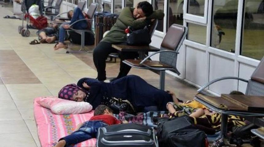 Sıcaktan Ka&ccedil;an Suriyeliler Otogara Sığındı