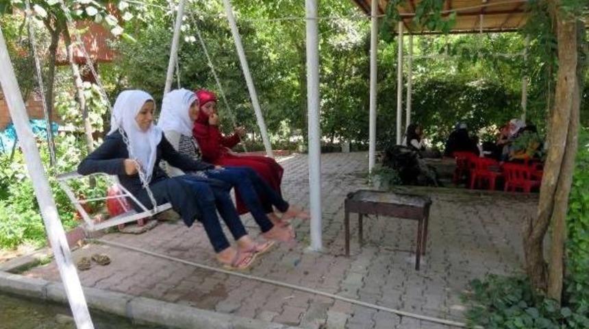 Mardin Valiliği, Suriyeli M&uuml;lteciler I&ccedil;in Piknik D&uuml;zenledi