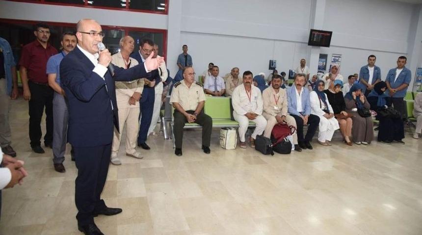 Vali Demirtaş, Kutsal Topraklara Giden Hacı Adaylarını Uğurladı