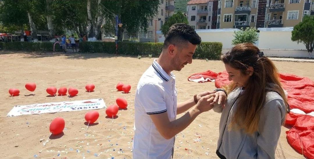 &rsquo;havalara U&ccedil;uran&rsquo; Evlilik Teklifi