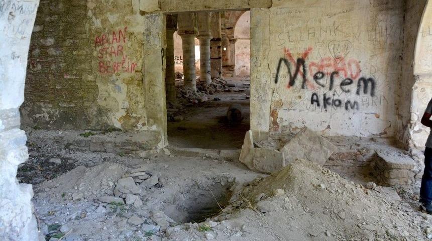 Tarihe Meydan Okuyan Kilise, Definecilerden &Ccedil;ektiğini Kimseden &Ccedil;ekmedi