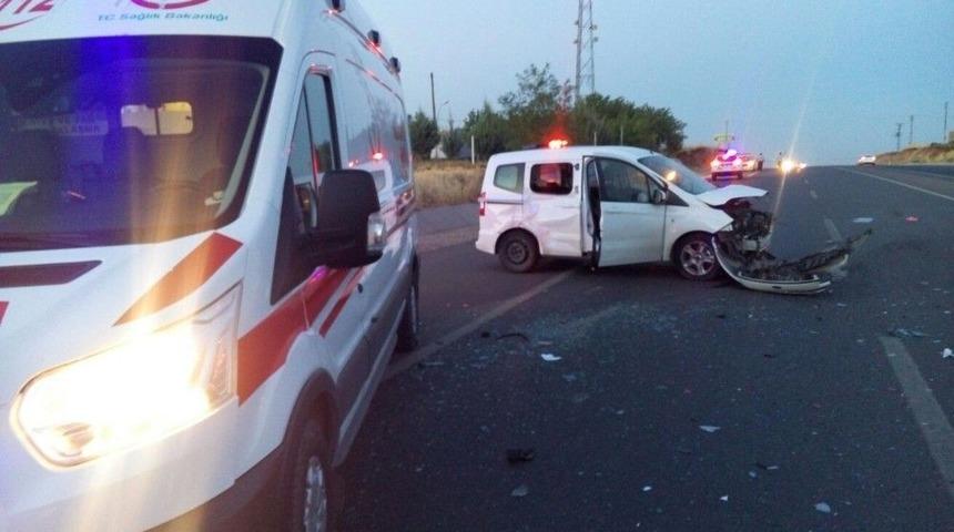 Otomobil İle Hafif Ticari Ara&ccedil; &Ccedil;arpıştı: 2 Yaralı