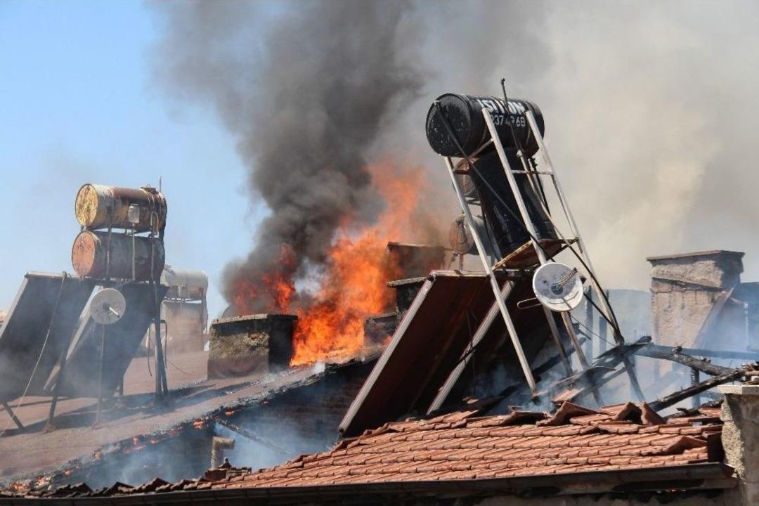 Elazığ&rsquo;da 4 Binanın &Ccedil;atısı Yandı