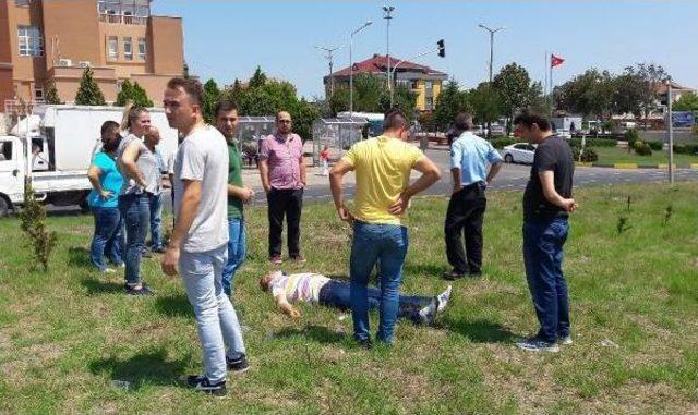 Yaralıyı Güneşten Tişörtle Gölgelik Yaparak Korudular