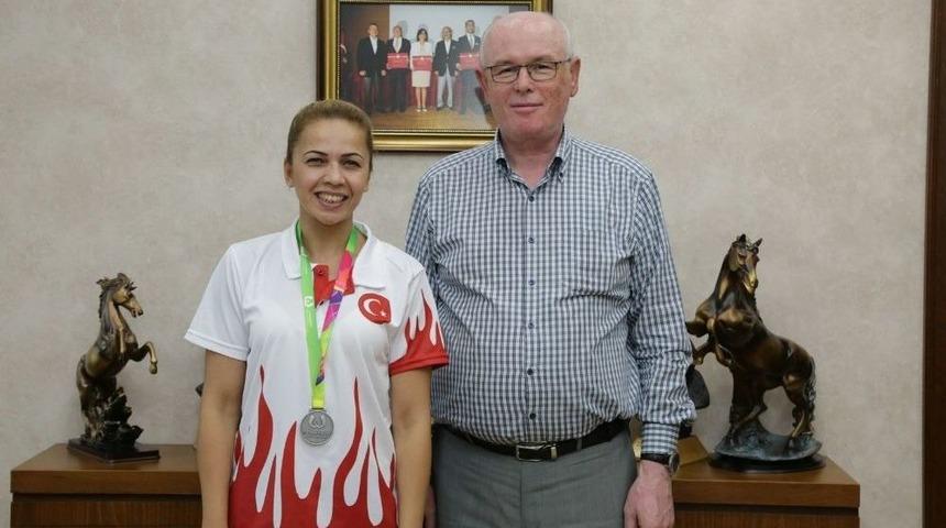 Dünya Oyunları’nda İkinci Olan Seda Duygu Aygün Başkan Kurt’u Ziyaret Etti
