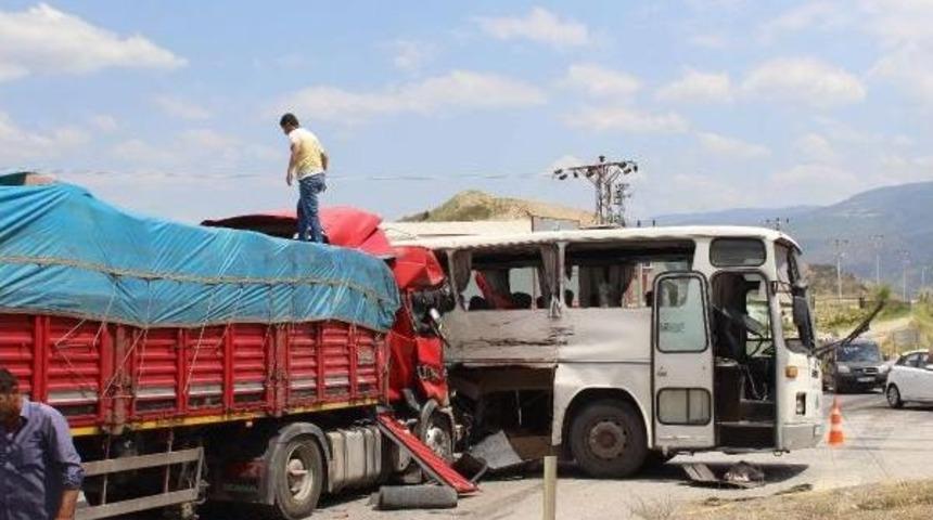 Kastamonu'da Iş&ccedil;i Servisi Ile Tır &Ccedil;arpıştı: 30 Yaralı