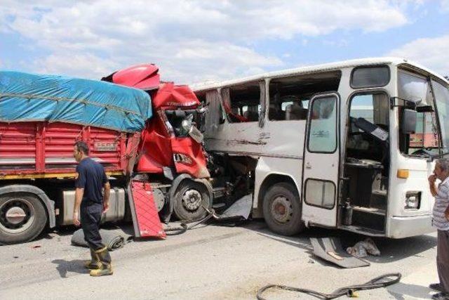 Kastamonu'da Işçi Servisi Ile Tır Çarpıştı: 30 Yaralı