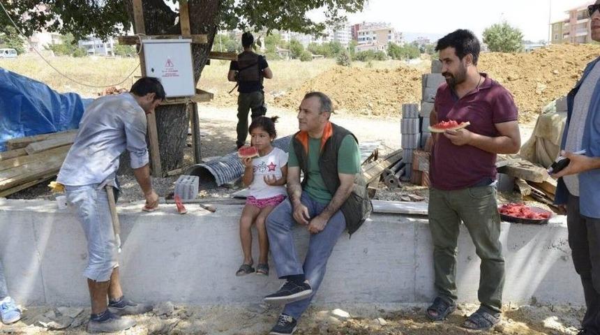 Vali Sonel&rsquo;den İş&ccedil;ilere Karpuz İkramı