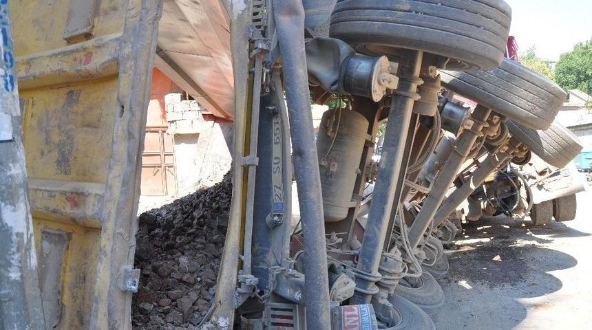 Hafriyat Y&uuml;kl&uuml; Kamyon Yan Yattı