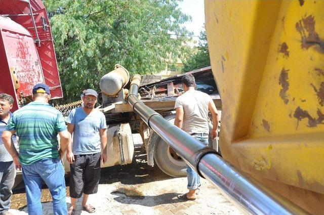 Hafriyat Yüklü Kamyon Yan Yattı