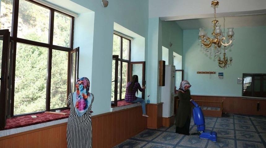 Bitlis&rsquo;teki Camiler G&uuml;l Suyu Kokuyor