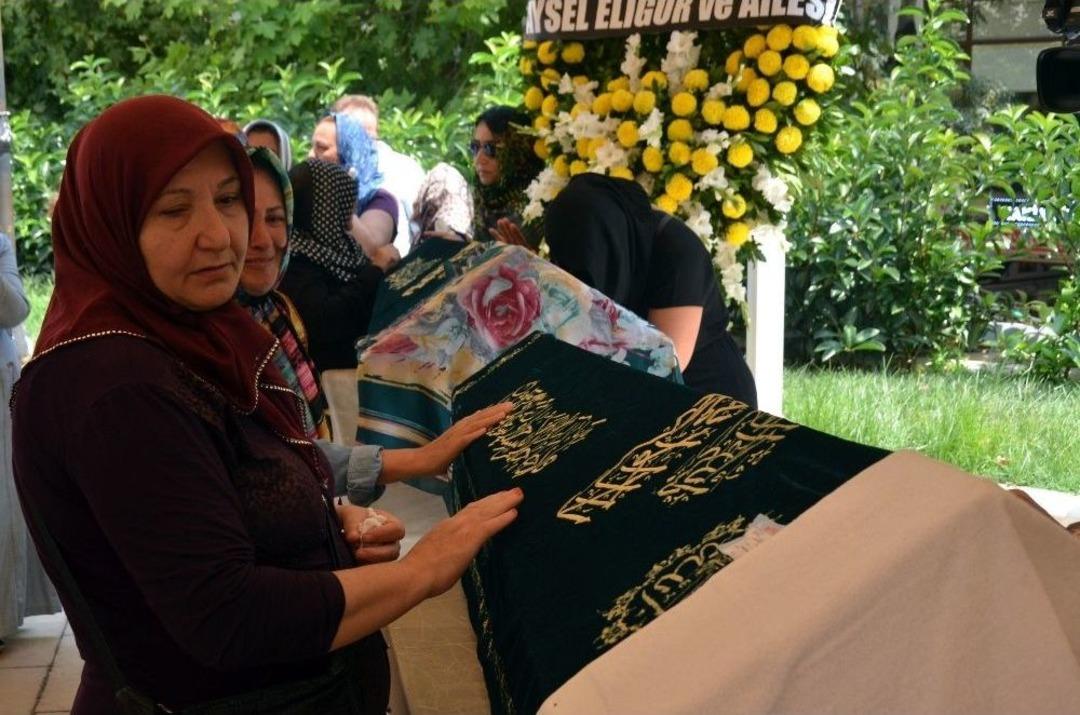 Tekne Kazasında Hayatını Kaybeden Anne Oğul Son Yolculuğuna Uğurlandı