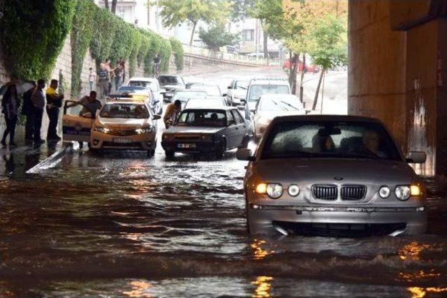 Şiddetli Yağmur Konya’Yı Etkisi Altına Aldı