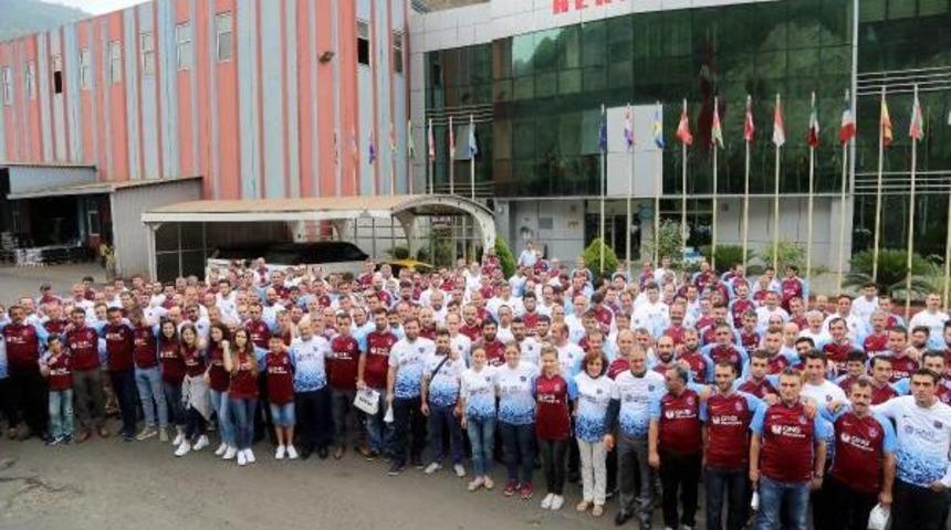 İş Adamı Celil Hekimoğlu &Ccedil;alışanlarına Yeni Sezon Forması Hediye Etti