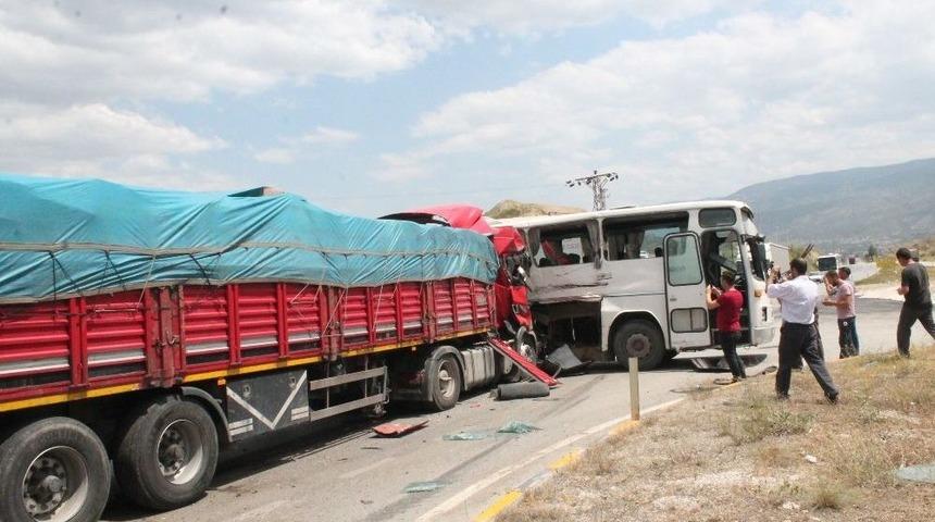 Cuma Namazına Giden İş&ccedil;ilerin Bulunduğu Otob&uuml;s Kaza Yaptı: 27 Yaralı