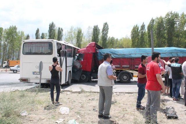 Cuma Namazına Giden İşçilerin Bulunduğu Otobüs Kaza Yaptı: 27 Yaralı