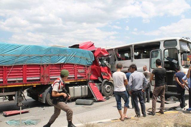 Cuma Namazına Giden İşçilerin Bulunduğu Otobüs Kaza Yaptı: 27 Yaralı