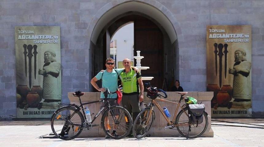 Bisikletiyle D&uuml;nya Turuna &Ccedil;ıkan Hollandalı Eski Futbolcu Malatya&rsquo;ya Geldi