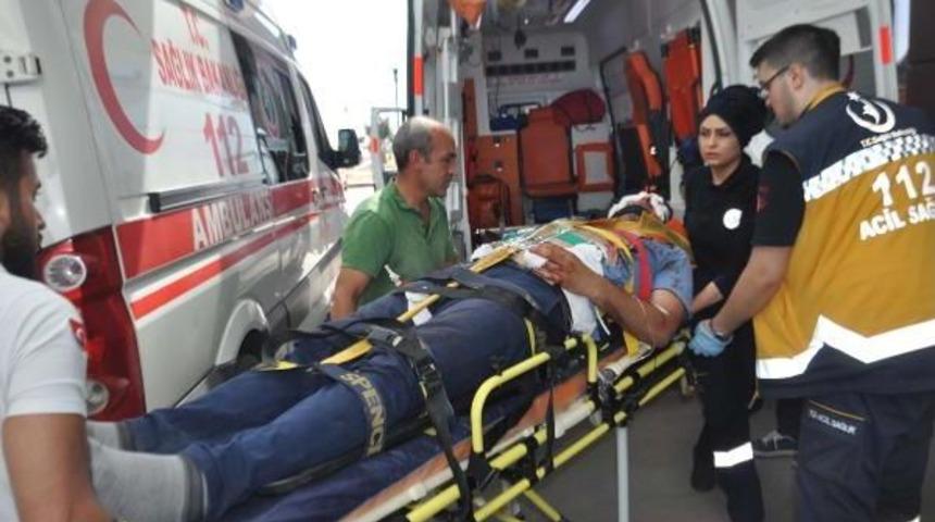 Minib&uuml;s Ile Otomobil &Ccedil;arpıştı: 7 Yaralı