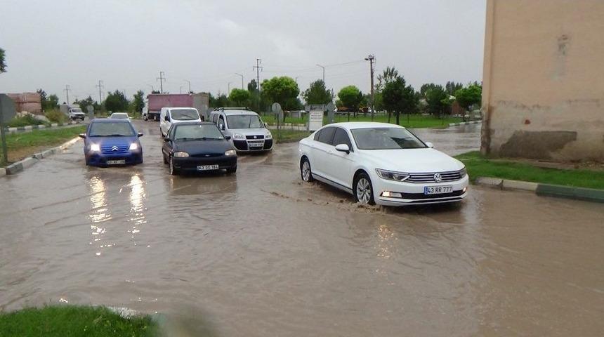 K&uuml;tahya&rsquo;da Yağmur Caddeleri G&ouml;le &Ccedil;evirdi