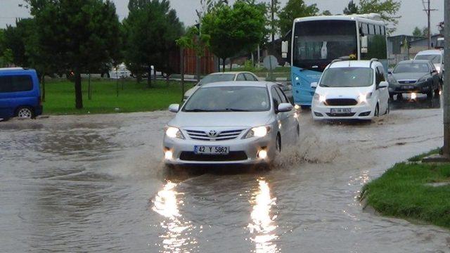 Kütahya’da Yağmur Caddeleri Göle Çevirdi