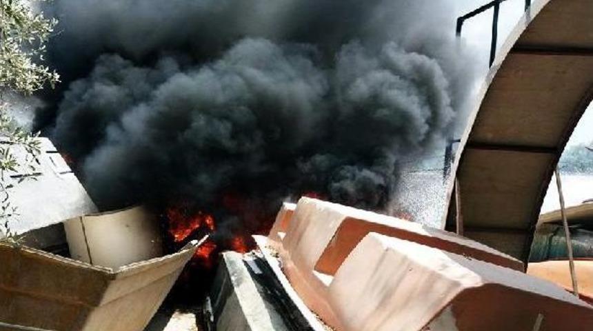 Sanayi Sitesindeki 4 Tekne Yangında Zarar G&ouml;rd&uuml;