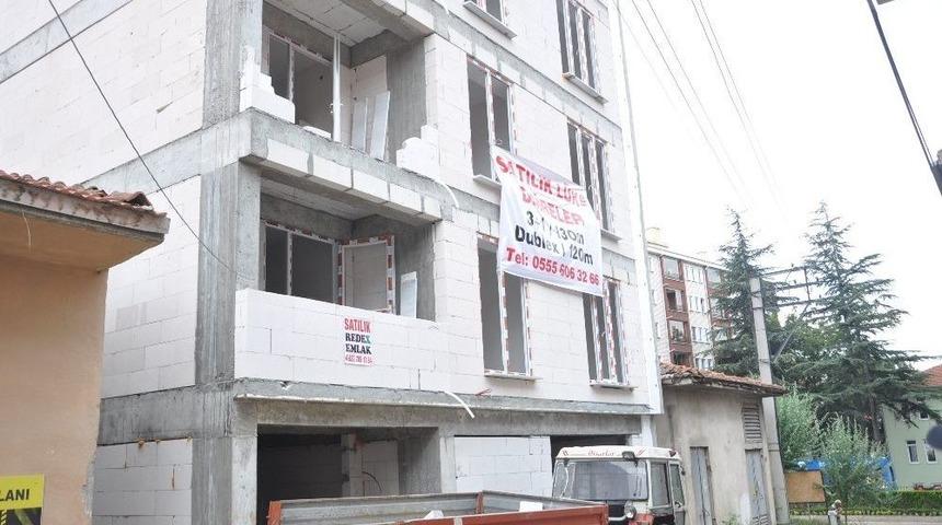 İnşaattan Düşen Ağabey İle Kardeşi Yaralandı