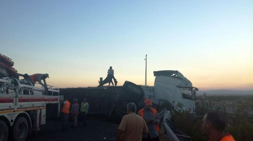 Asfalt Y&uuml;kl&uuml; Tır Devrildi