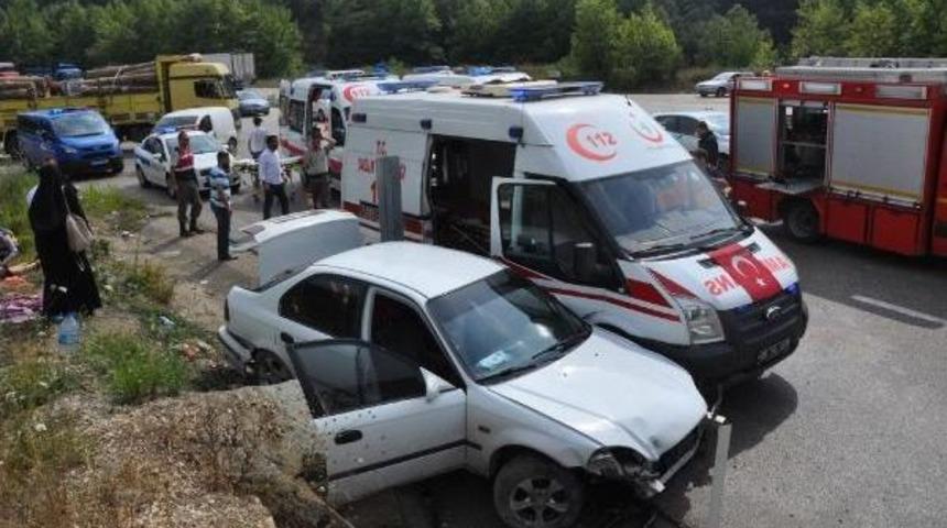 Yaralılara M&uuml;dahale Eden Ambulansa Otomobil &Ccedil;arptı: 1 &Ouml;l&uuml;, 8 Yaralı