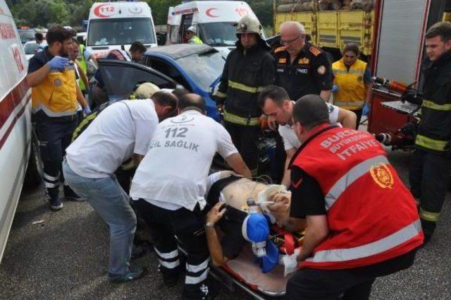 Yaralılara Müdahale Eden Ambulansa Otomobil Çarptı: 1 Ölü, 8 Yaralı