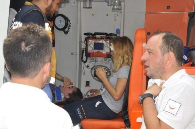 Yaralılara Müdahale Eden Ambulansa Otomobil Çarptı: 1 Ölü, 8 Yaralı