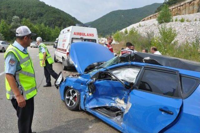 Yaralılara Müdahale Eden Ambulansa Otomobil Çarptı: 1 Ölü, 8 Yaralı