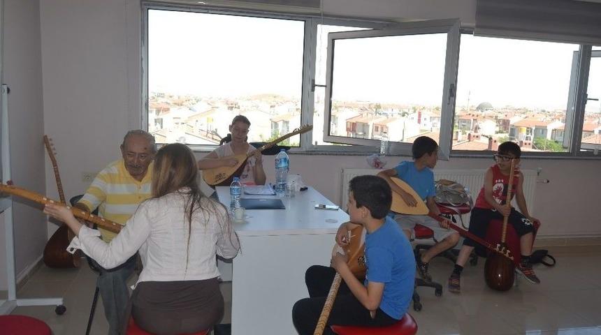 &Uuml;nl&uuml; Halk Ozanı Gen&ccedil;lik Merkezi&rsquo;nde Bağlama Eğitimi Veriyor