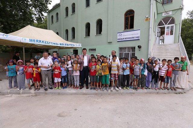 Merkezefendi’de Camiye Giden Çocukların Neşesi Dondurmayla Katlanıyor