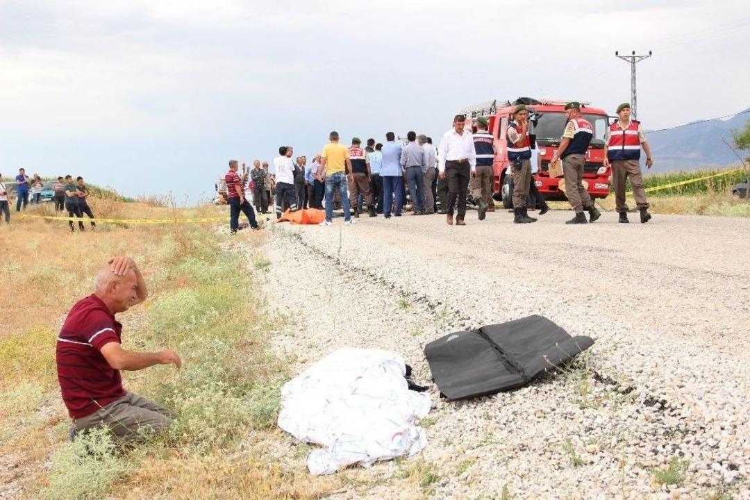 D&uuml;ğ&uuml;n Yolu Kana Bulandı: 6 &Ouml;l&uuml;, 3 Yaralı