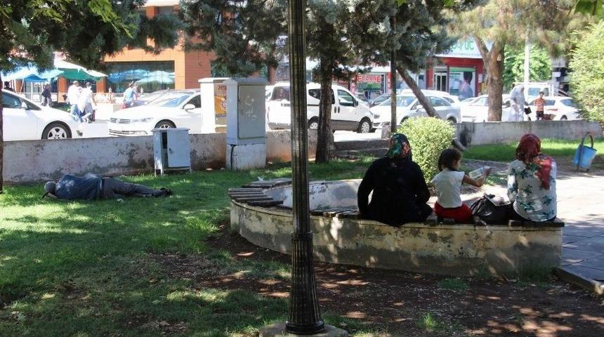 Sıcaktan Bunalan Vatandaşlar Surların G&ouml;lgesinde Serinliyor