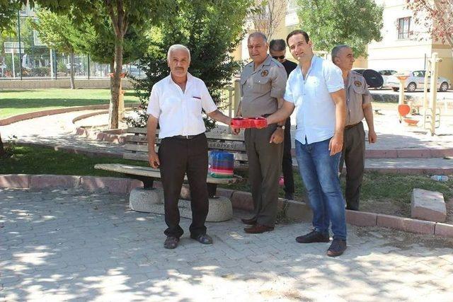 Sokak Hayvanları İçin Park Ve Bahçelere Su Ve Yem Bırakıldı