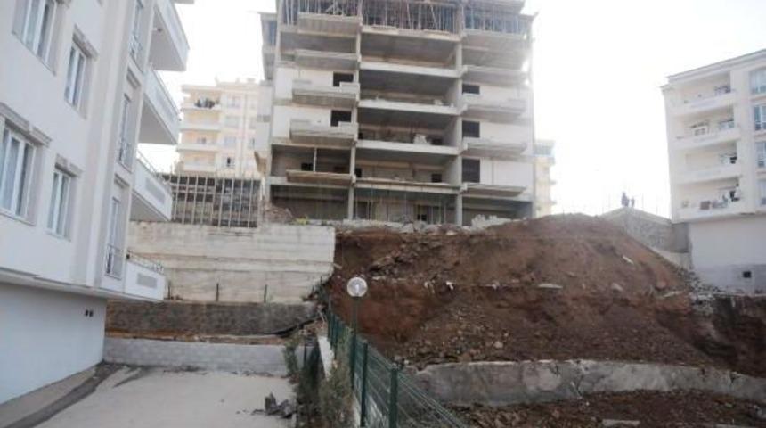 İstinat Duvarı &Ccedil;&ouml;kt&uuml;, Yanındaki Apartman Tahliye Edildi