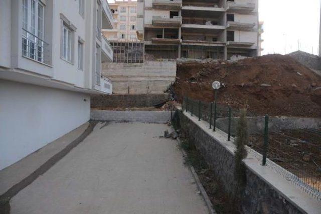 İstinat Duvarı Çöktü, Yanındaki Apartman Tahliye Edildi