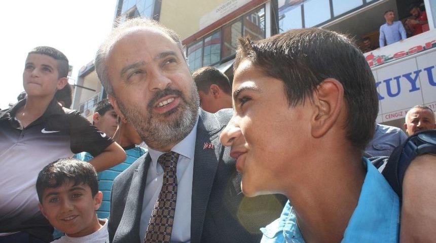 Doğubayazıt Sokaklarında İneg&ouml;l R&uuml;zgarı