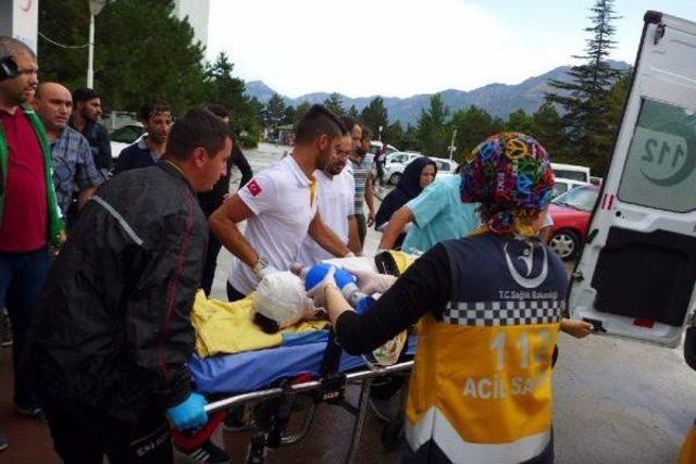 Seydişehir'deki Iki Ayrı Kazada 12 Kişi Yaralandı