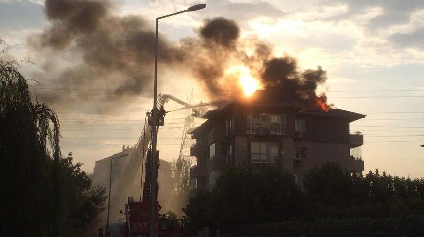 5 Katlı Binanın &Ccedil;atısı Alev Alev Yandı