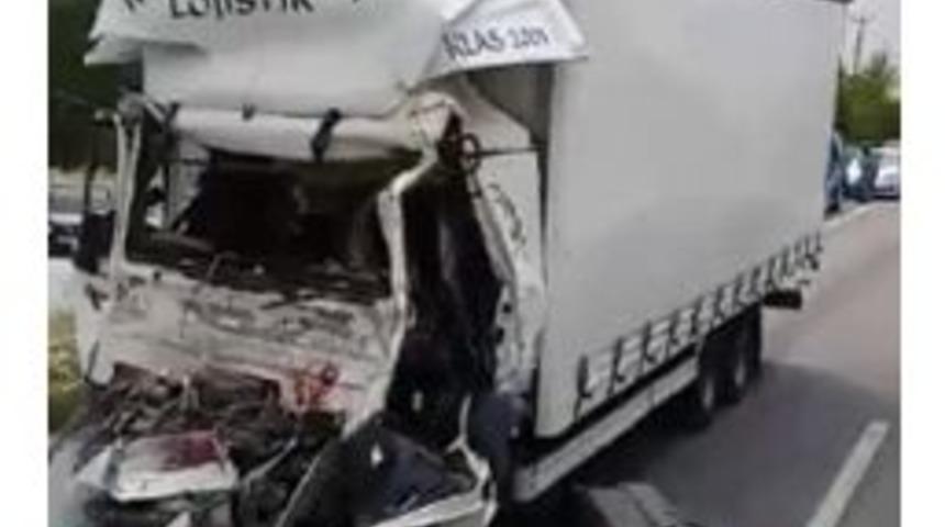 Kamyon, Mermer Y&uuml;kl&uuml; Tıra &Ccedil;arptı: 1 Yaralı