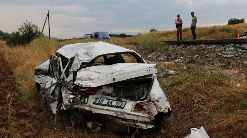 K&uuml;tahya&rsquo;da Otomobil İle Tır &Ccedil;arpıştı: 1 &Ouml;l&uuml;, 4 Yaralı